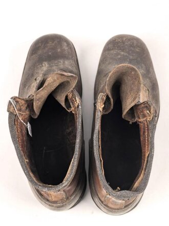 Paar " Bergschuhe " für Angehörige der Luftwaffe. Mir so nicht bekannte Ausführung ohne Nägel, dafür aber mit der Kerbe zur Skibefestigung. Ungereinigtes Paar, Sohlenlänge 31cm