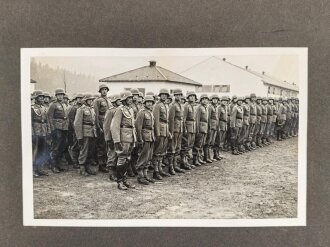 Fotoalbum eines Angehörigen der Gebirgstruppe der Wehrmacht. Insgesamt etwa 110 Fotos, jede Seite fotografiert..