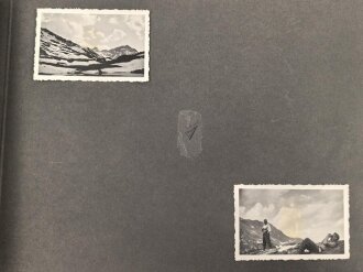 Fotoalbum eines Angehörigen der Gebirgstruppe der Wehrmacht. Insgesamt etwa 110 Fotos, jede Seite fotografiert..