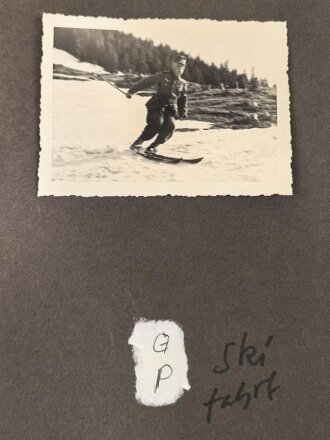 Fotoalbum eines Angehörigen der Gebirgstruppe der Wehrmacht. Insgesamt etwa 110 Fotos, jede Seite fotografiert..