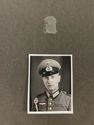 Fotoalbum eines Angehörigen der Gebirgstruppe der Wehrmacht. Insgesamt etwa 110 Fotos, jede Seite fotografiert..