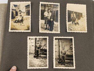 Fotoalbum eines Angehörigen der Gebirgstruppe der Wehrmacht. Insgesamt etwa 110 Fotos, jede Seite fotografiert..