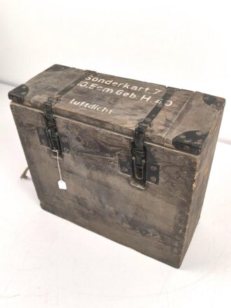 Transportkasten " Sonderkartusche 7 für 10,5cm Gebirgs Haubitze 40". Ungereinigtes Stück. Maße 36 x 40 x 16cm