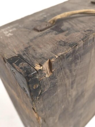 Transportkasten " Sonderkartusche 7 für 10,5cm Gebirgs Haubitze 40". Ungereinigtes Stück. Maße 36 x 40 x 16cm