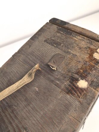 Transportkasten " Sonderkartusche 7 für 10,5cm Gebirgs Haubitze 40". Ungereinigtes Stück. Maße 36 x 40 x 16cm