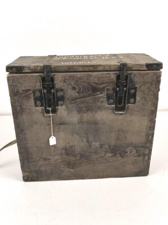 Transportkasten " Sonderkartusche 7 für 10,5cm Gebirgs Haubitze 40". Ungereinigtes Stück. Maße 36 x 40 x 16cm