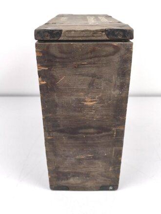 Transportkasten " Sonderkartusche 7 für 10,5cm Gebirgs Haubitze 40". Ungereinigtes Stück. Maße 36 x 40 x 16cm