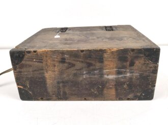 Transportkasten " Sonderkartusche 7 für 10,5cm Gebirgs Haubitze 40". Ungereinigtes Stück. Maße 36 x 40 x 16cm
