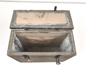 Transportkasten " Sonderkartusche 7 für 10,5cm Gebirgs Haubitze 40". Ungereinigtes Stück. Maße 36 x 40 x 16cm