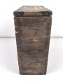 Transportkasten " Sonderkartusche 7 für 10,5cm Gebirgs Haubitze 40". Ungereinigtes Stück. Maße 36 x 40 x 16cm