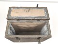 Transportkasten " Sonderkartusche 7 für 10,5cm Gebirgs Haubitze 40". Ungereinigtes Stück. Maße 36 x 40 x 16cm