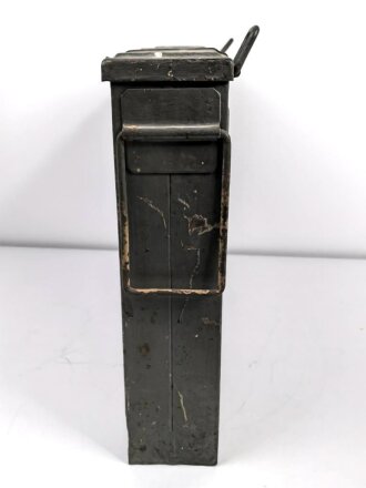 Transportkasten für Munition der Gebirgstruppe. Zum Einhängen an den Tragsattel, überlackiertes Stück. Maße 43 x  62 x 12cm