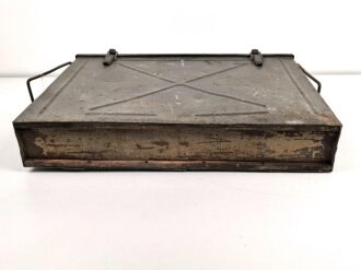 Transportkasten für Munition der Gebirgstruppe. Zum Einhängen an den Tragsattel, überlackiertes Stück. Maße 43 x  62 x 12cm