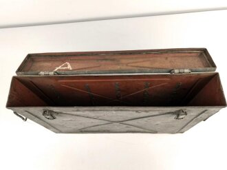 Transportkasten für Munition der Gebirgstruppe. Zum Einhängen an den Tragsattel, überlackiertes Stück. Maße 43 x  62 x 12cm