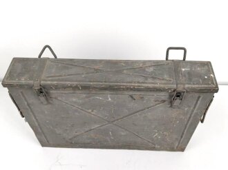 Transportkasten für Munition der Gebirgstruppe. Zum Einhängen an den Tragsattel, überlackiertes Stück. Maße 43 x  62 x 12cm