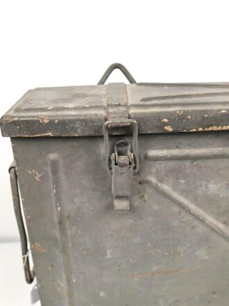 Transportkasten für Munition der Gebirgstruppe. Zum Einhängen an den Tragsattel, überlackiertes Stück. Maße 43 x  62 x 12cm