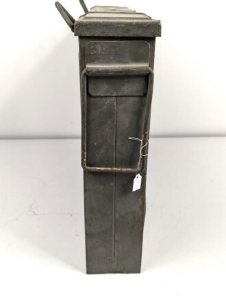 Transportkasten für Munition der Gebirgstruppe. Zum Einhängen an den Tragsattel, überlackiertes Stück. Maße 43 x  62 x 12cm