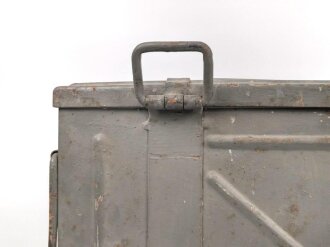 Transportkasten für Munition der Gebirgstruppe. Zum Einhängen an den Tragsattel, überlackiertes Stück. Maße 43 x  62 x 12cm