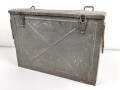 Transportkasten für Munition der Gebirgstruppe. Zum Einhängen an den Tragsattel, überlackiertes Stück. Maße 43 x  62 x 12cm
