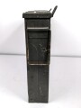 Transportkasten für Munition der Gebirgstruppe. Zum Einhängen an den Tragsattel, überlackiertes Stück. Maße 43 x  62 x 12cm