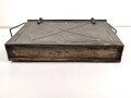 Transportkasten für Munition der Gebirgstruppe. Zum Einhängen an den Tragsattel, überlackiertes Stück. Maße 43 x  62 x 12cm