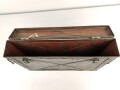 Transportkasten für Munition der Gebirgstruppe. Zum Einhängen an den Tragsattel, überlackiertes Stück. Maße 43 x  62 x 12cm