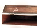 Transportkasten für Munition der Gebirgstruppe. Zum Einhängen an den Tragsattel, überlackiertes Stück. Maße 43 x  62 x 12cm