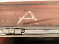 Transportkasten für Munition der Gebirgstruppe. Zum Einhängen an den Tragsattel, überlackiertes Stück. Maße 43 x  62 x 12cm