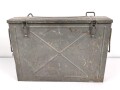 Transportkasten für Munition der Gebirgstruppe. Zum Einhängen an den Tragsattel, überlackiertes Stück. Maße 43 x  62 x 12cm