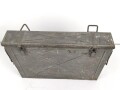 Transportkasten für Munition der Gebirgstruppe. Zum Einhängen an den Tragsattel, überlackiertes Stück. Maße 43 x  62 x 12cm