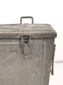 Transportkasten für Munition der Gebirgstruppe. Zum Einhängen an den Tragsattel, überlackiertes Stück. Maße 43 x  62 x 12cm