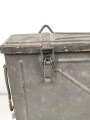 Transportkasten für Munition der Gebirgstruppe. Zum Einhängen an den Tragsattel, überlackiertes Stück. Maße 43 x  62 x 12cm