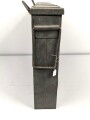 Transportkasten für Munition der Gebirgstruppe. Zum Einhängen an den Tragsattel, überlackiertes Stück. Maße 43 x  62 x 12cm