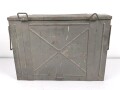 Transportkasten für Munition der Gebirgstruppe. Zum Einhängen an den Tragsattel, überlackiertes Stück. Maße 43 x  62 x 12cm