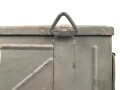 Transportkasten für Munition der Gebirgstruppe. Zum Einhängen an den Tragsattel, überlackiertes Stück. Maße 43 x  62 x 12cm