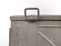 Transportkasten für Munition der Gebirgstruppe. Zum Einhängen an den Tragsattel, überlackiertes Stück. Maße 43 x  62 x 12cm