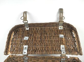 Tragkorb für Sanitätsgerätschaften der Gebirgstruppe. Zum Einhängen an den Tragsattel, Originallack, Maße etwa 50 x 78 x 36cm