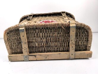 Tragkorb für Sanitätsgerätschaften der Gebirgstruppe. Zum Einhängen an den Tragsattel, Originallack, Maße etwa 50 x 78 x 36cm