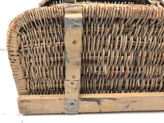 Tragkorb für Sanitätsgerätschaften der Gebirgstruppe. Zum Einhängen an den Tragsattel, Originallack, Maße etwa 50 x 78 x 36cm