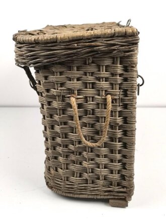 Tragkorb für Sanitätsgerätschaften der Gebirgstruppe. Zum Einhängen an den Tragsattel, Originallack, Maße etwa 50 x 78 x 36cm