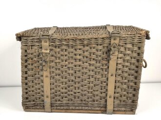 Tragkorb für Sanitätsgerätschaften der Gebirgstruppe. Zum Einhängen an den Tragsattel, Originallack, Maße etwa 50 x 78 x 36cm