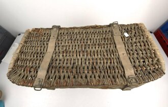 Tragkorb für Sanitätsgerätschaften der Gebirgstruppe. Zum Einhängen an den Tragsattel, Originallack, Maße etwa 50 x 78 x 36cm