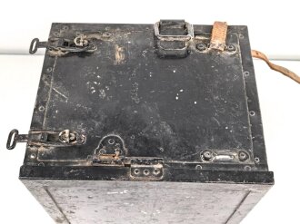Gebirgs Sanitätskasten Wehrmacht. Überlackiertes Stück, datiert 1940, mit diversem Inhalt. Selten mit den Einschüben erhalten.