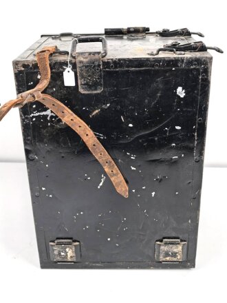 Gebirgs Sanitätskasten Wehrmacht. Überlackiertes Stück, datiert 1940, mit diversem Inhalt. Selten mit den Einschüben erhalten.