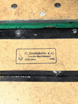 Gebirgs Sanitätskasten Wehrmacht. Überlackiertes Stück, datiert 1940, mit diversem Inhalt. Selten mit den Einschüben erhalten.
