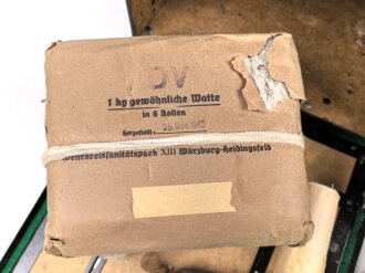 Gebirgs Sanitätskasten Wehrmacht. Überlackiertes Stück, datiert 1940, mit diversem Inhalt. Selten mit den Einschüben erhalten.