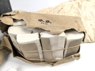 Gebirgs Sanitätskasten Wehrmacht. Überlackiertes Stück, datiert 1940, mit diversem Inhalt. Selten mit den Einschüben erhalten.