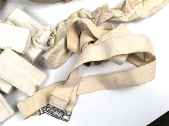 Gebirgs Sanitätskasten Wehrmacht. Überlackiertes Stück, datiert 1940, mit diversem Inhalt. Selten mit den Einschüben erhalten.