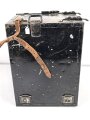 Gebirgs Sanitätskasten Wehrmacht. Überlackiertes Stück, datiert 1940, mit diversem Inhalt. Selten mit den Einschüben erhalten.
