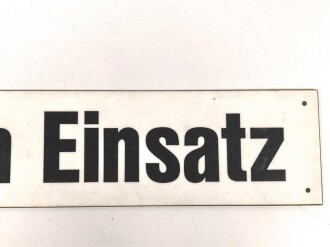 Deutschland nach 1945, Kunststoffschild "DRK im Einsatz" 8 x 40cm
